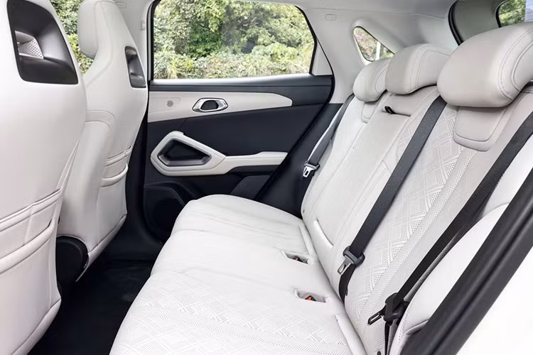 "Trái tim" của BYD Atto 2 phiên bản mới là mô-tơ điện nam châm vĩnh cửu đặt phía trước với công suất tối đa 94 mã lực và mô-men xoắn cực đại 180 Nm. Thời gian tăng tốc từ 0-100 km/h của xe rơi vào khoảng 12 giây. Khi dùng sạc nhanh DC, xe có thể sạc từ 30% đến 80% trong 30 phút.