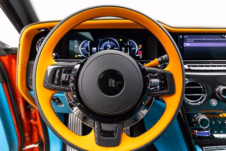 Chiếc xe SUV siêu sang Rolls-Royce Cullinan Series II bản Black Badge với cấu hình phối màu độc đáo này được trang bị động cơ V12 tăng áp kép dung tích 6.75L, cho công suất tối đa 592 mã lực và mô-men xoắn cực đại 900 Nm.