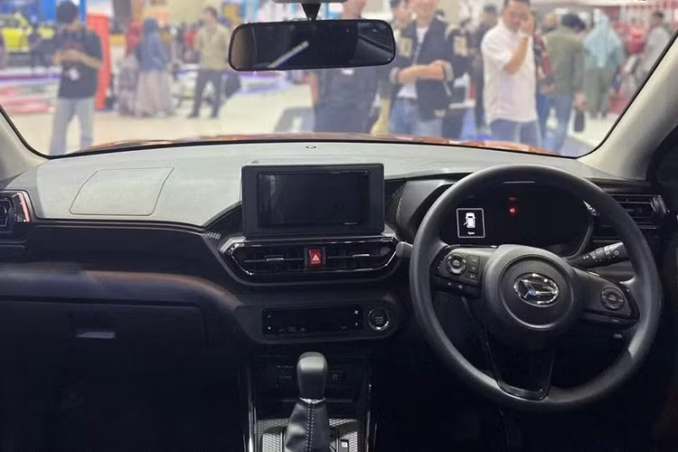 Về vận hành, mẫu SUV này không có thay đổi nào so với bản gốc. Xe trang bị động cơ 3 xi-lanh 1.2L hút khí tự nhiên, công suất 87 mã lực và mô-men xoắn 113 Nm, đi kèm hộp số CVT và hệ dẫn động cầu trước. Đây cũng là cấu hình được người dùng Indonesia ưa chuộng nhất, chiếm tới 66% doanh số toàn dòng Rocky.