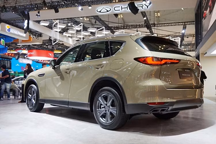 Điểm khác biệt duy nhất là bản này được trang bị bộ mâm 18 inch 5 chấu đơn đi kèm lốp 235/60 R18, thay cho loại 20 inch đa chấu trên bản cao hơn. Bộ mâm nhỏ hơn giúp tăng sự êm ái nhưng đồng thời làm giảm khoảng sáng gầm xuống còn 174 mm.