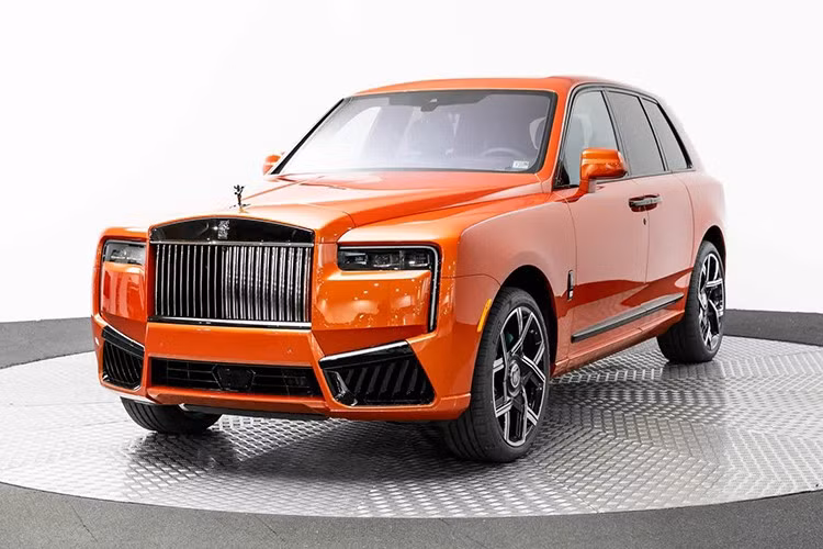 Rolls-Royce Cullinan Series II là 1 trong các xe SUV siêu sang đẹp nhất, đắt nhất, và tất nhiên, tinh hoa nhất của làng xe ô tô thế giới, nhưng không phải lúc nào các mỹ từ này cũng đúng, vì 1 đại lý xe Rolls-Royce ở Washington đã khiến chiếc xe Cullinan của mình trông cực kỳ sến súa.