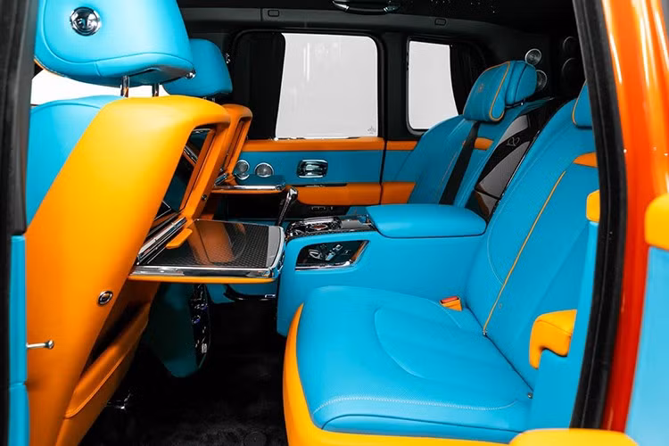 Mức gúa bán của Rolls-Royce Cullinan Series II phối màu "cải lương" này đắt gần gấp đôi xe tiêu chuẩn, tuy nhiên, khi tìm các trang mạng xã hội của RR Washington, chúng tôi không tìm thấy bất kỳ hình ảnh nào về chiếc xe này.