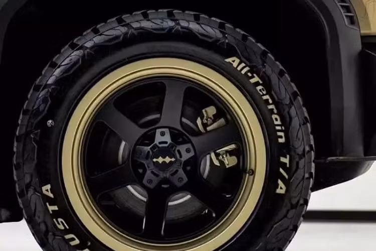 Ra mắt lần đầu vào tháng 4/2025, BYD Ti 3 được định hình là SUV điện cỡ nhỏ mang phong cách viễn tưởng, với mặt ca-lăng đen kín, đèn LED ban ngày và cản trước hình thang. Đuôi xe có thiết kế độc đáo với cánh gió hai tầng và cửa hậu mở ngang tích hợp hộp chứa đồ ngoài dung tích 28 lít.