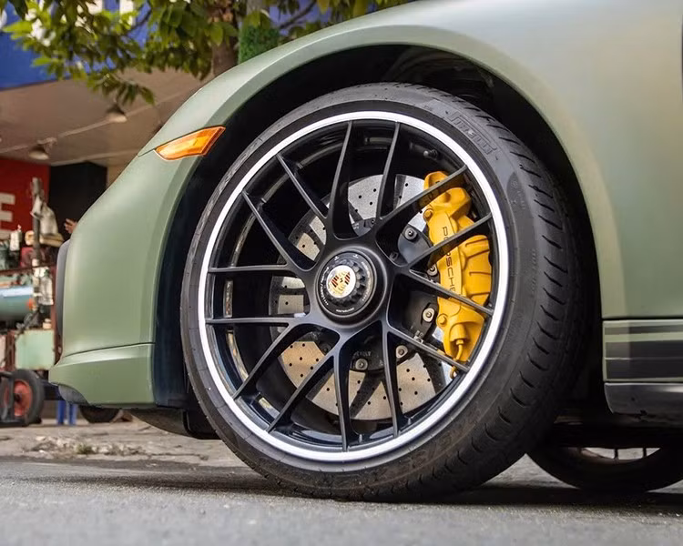 Bộ mâm là loại đa chấu được sơn đen với phần viền màu trắng, kích thước 20 inch, bên trong là hệ thống phanh gốm hiệu suất cao của Porsche với màu vàng nhằm tạo điểm nhấn. Phần xi-nhan màu cam ở bên hông cho thấy mẫu xe này được nhập khẩu từ thị trường Mỹ.