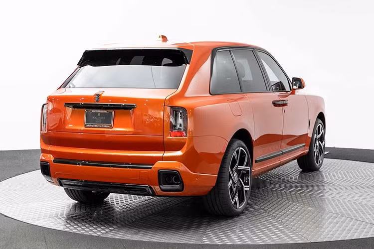 Cụ thể, chiếc SUV siêu sang Rolls-Royce Cullinan Series II này sở hữu ngoại thất màu cam sáng, kết hợp cùng nội thất phối hai tông màu xanh nhạt và cam – một sự lựa chọn màu sắc hiếm thấy trên các dòng xe Rolls-Royce.