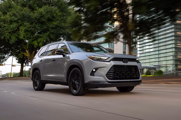 Theo đó, Toyota Grand Highlander 2026 mới sẽ được bổ sung tùy chọn gói ngoại thất “black badge overlay”, đây là một chi tiết trang trí màu đen dành riêng cho phiên bản hybrid thuộc dòng Nightshade Edition. Điểm nhấn phong cách gồm huy hiệu đen trên phiên bản Hybrid Nightshade hoặc lưới tản nhiệt màu xám kim loại trên Hybrid MAX (chỉ có trên Grand Highlander 2026).