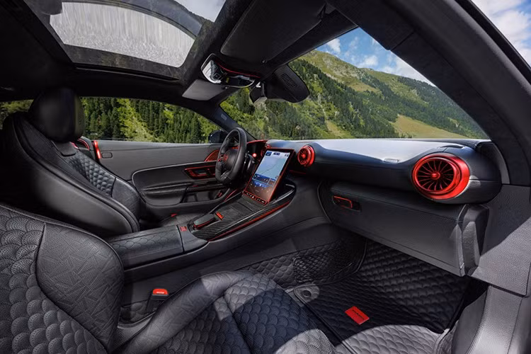 Brabus 1000 được trang bị mâm Monoblock Z thiết kế 10 chấu, kích thước 21 inch ở cầu trước (lốp 305/30) và 22 inch ở cầu sau (lốp 335/25). Hệ thống treo thể thao do Brabus hợp tác với KW phát triển có khả năng điều chỉnh độ cao, cho phép hạ gầm xuống tối đa 20 mm.