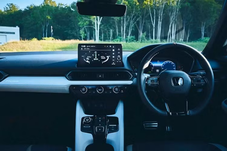 So sánh giá cho thấy, Civic Type R đang được bán với giá từ 4,99 đến 5,99 triệu yên, Nissan Fairlady Z bắt đầu từ 5,49 triệu yên với động cơ V6 tăng áp 3.0L, còn GR Supra với động cơ tăng áp 2.0L sản xuất tại Áo có giá khởi điểm khoảng 4,99 triệu yên.