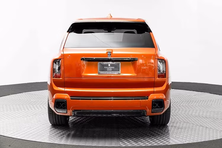 Theo không ít người mê xe cho rằng chiếc Cullinan 2025 xấu nhất thế giới này không phải của Mansory mà là sản phẩm từ đại lý Rolls-Royce Washington.