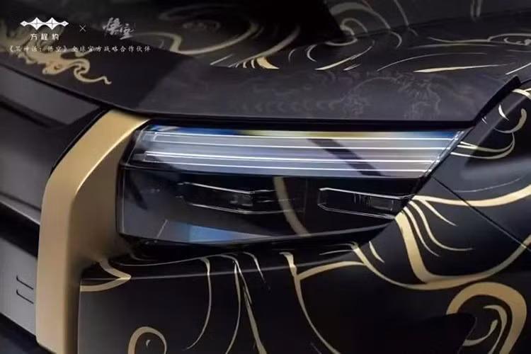 Bảng đồng hồ kỹ thuật số toàn phần, màn hình hiển thị trên kính lái 12 inch, đèn viền nội thất, ghế trước chỉnh điện có sưởi và làm mát (trừ bản tiêu chuẩn), vô-lăng bốn chấu tích hợp chế độ địa hình và các công cụ tiện ích như đèn pin, micro và tủ lạnh mini có điều khiển nhiệt độ.