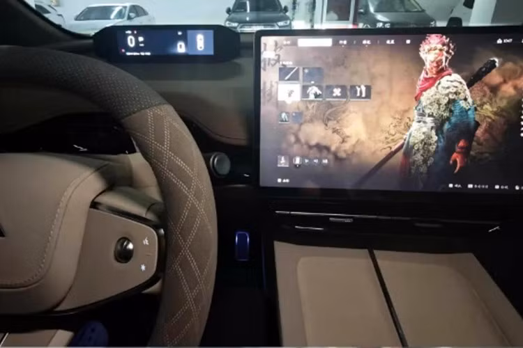 Ti 3 được phát triển trên nền tảng e-Platform 3.0 Evo+ của BYD, sử dụng hệ dẫn động bốn bánh với hai mô-tơ điện cho tổng công suất 310 kW. Xe tăng tốc từ 0–100 km/h trong 4,9 giây và đạt vận tốc tối đa 201 km/h.