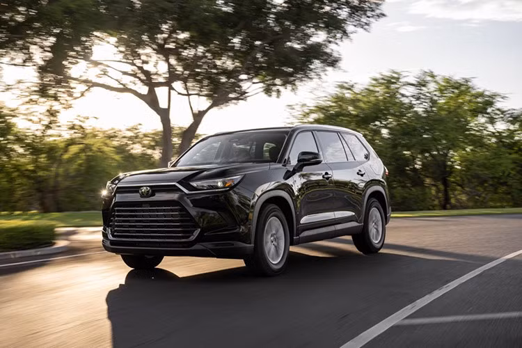 Về trang bị an toàn, Grand Highlander 2026 sở hữu gói công nghệ Toyota Safety Sense 3.0 với các tính năng như: kiểm soát hành trình thích ứng, hỗ trợ giữ làn đường, cảnh báo điểm mù, cảnh báo phương tiện cắt ngang phía sau, phanh khẩn cấp tự động và nhận diện người đi bộ.