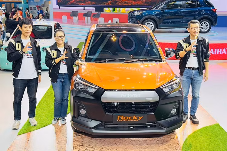 Tại Triển lãm Ô tô Quốc tế Gaikindo Indonesia (GIIAS) 2024, Daihatsu đã chính thức giới thiệu phiên bản giới hạn Rocky Limited Edition. Đây là mẫu SUV siêu hiếm khi chỉ có đúng 10 chiếc được sản xuất, và dành riêng cho khách hàng tại Indonesia trong thời gian diễn ra triển lãm.
