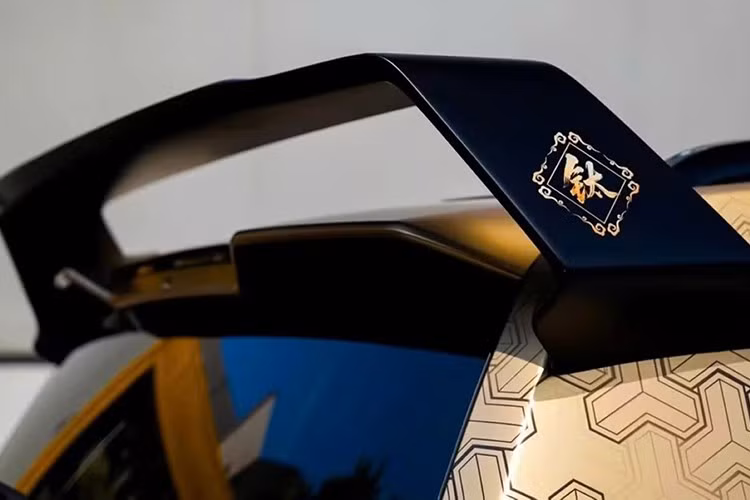 Phiên bản đặc biệt Ti 3 còn sở hữu các vòm bánh mở rộng tích hợp đèn LED và bộ cản trước được chỉnh sửa. Xe có hai biến thể: bản tiêu chuẩn và bản “drone” với phần nóc nâng cao nhằm tích hợp máy bay không người lái, nâng chiều cao tổng thể lên 1.930 mm. Kích thước cơ bản của xe gồm: dài 4.605 mm, rộng 1.900 mm, cao 1.720 mm và chiều dài cơ sở 2.745 mm.