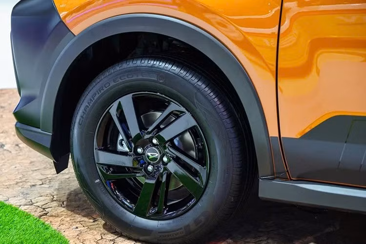 Đặc biệt, 2 bên thân xe được trang trí với ốp màu đen nhám và huy hiệu ROCKY cỡ lớn, kết hợp cùng dòng chữ "Limited Edition" (phiên bản giới hạn) màu cam.