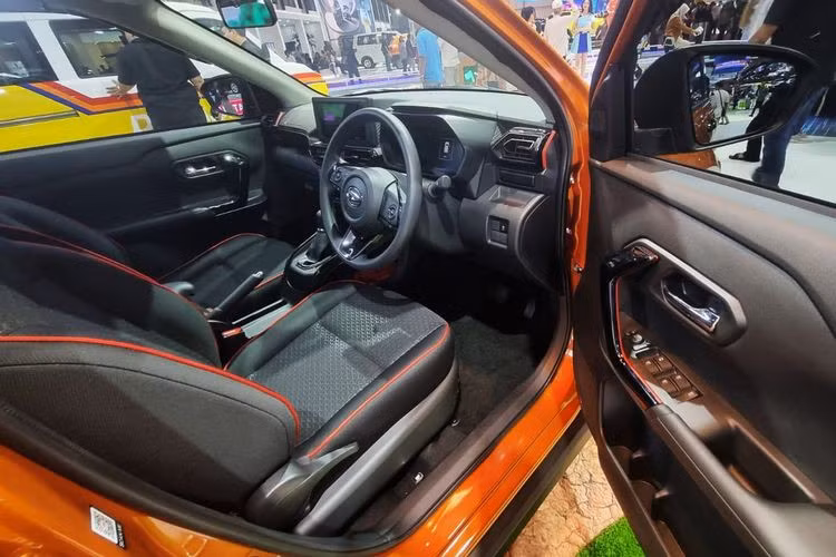 Khoang nội thất giữ nguyên thiết kế quen thuộc, chỉ thêm các chi tiết sơn đen tại vô lăng, bảng điều khiển trung tâm, khe gió, tay nắm cửa và cần số. Phiên bản này thuộc cấu hình tầm trung nên vẫn có màn hình giải trí 7 inch, bảng đồng hồ kỹ thuật số, ghế nỉ và hai túi khí tiêu chuẩn.