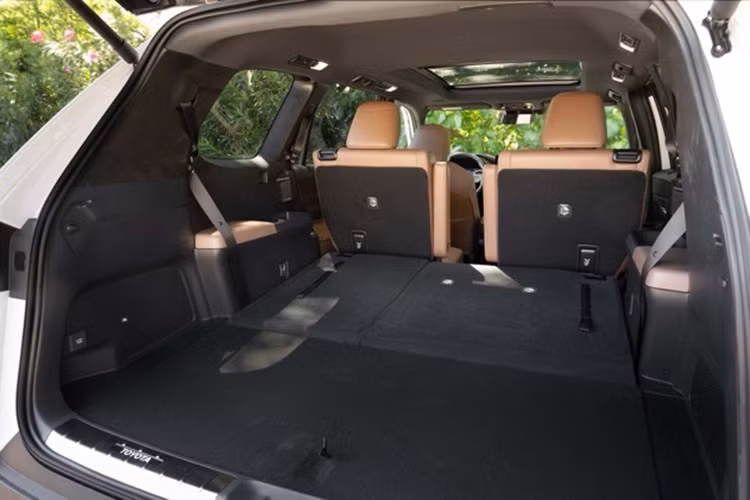 Cabin mang đến không gian thư giãn nhờ kính cách âm tiêu chuẩn ở kính chắn gió và cửa sổ trước, vật liệu giảm tiếng ồn. Màn hình cảm ứng 12.3 inch, điều hòa tự động 3 vùng với cửa gió cho hàng ghế thứ hai và thứ ba, cùng 7 cổng sạc USB-C mang lại cảm giác cao cấp.