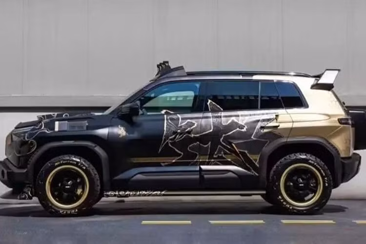 Mang chủ đề “72 phép biến hóa” lấy cảm hứng từ năng lực huyền thoại của Tôn Ngộ Không, mẫu xe nổi bật với lớp sơn đen bóng đi kèm các chi tiết trang trí màu vàng ánh kim.