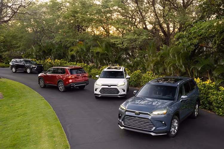 Tất cả các phiên bản của Toyota Grand Highlander 2026 đều có mức giá bán lẻ đề xuất tăng thêm 500 USD (khoảng 13 triệu đồng) so với phiên bản tiền nhiệm. Giá xe sẽ dao động từ 41.360 - 55.190 USD (1,08 - 1,44 tỷ đồng). Xe sẽ chính thức có mặt tại các đại lý ở Mỹ từ mùa thu năm nay.