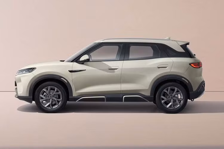 Các phiên bản còn lại của BYD Atto 2 ở thị trường Trung Quốc vốn sở hữu mô-tơ điện mạnh 176 mã lực và 290 Nm, đi kèm pin Blade dung lượng 45,12 kWh. Thời gian tăng tốc nhanh nhất từ 0-100 km/h là 7,9 giây trong khi phạm vi di chuyển đạt 401 km.