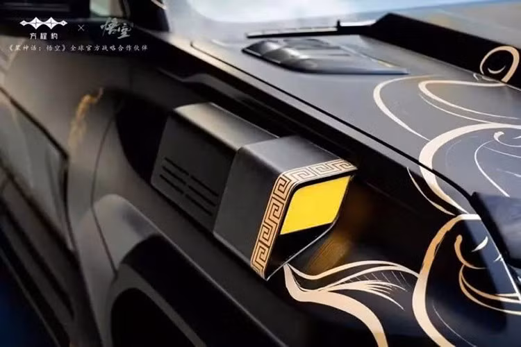 Phần đầu xe được thiết kế lại với cản trước thể thao tích hợp cánh gió lớn, cụm đèn chiếu sáng phụ gồm năm đèn gắn trên nóc và dải đèn LED viền hốc bánh xe. Mui xe mang phong cách khí động học với các khe hút gió giả nhằm tăng hiệu ứng thị giác.