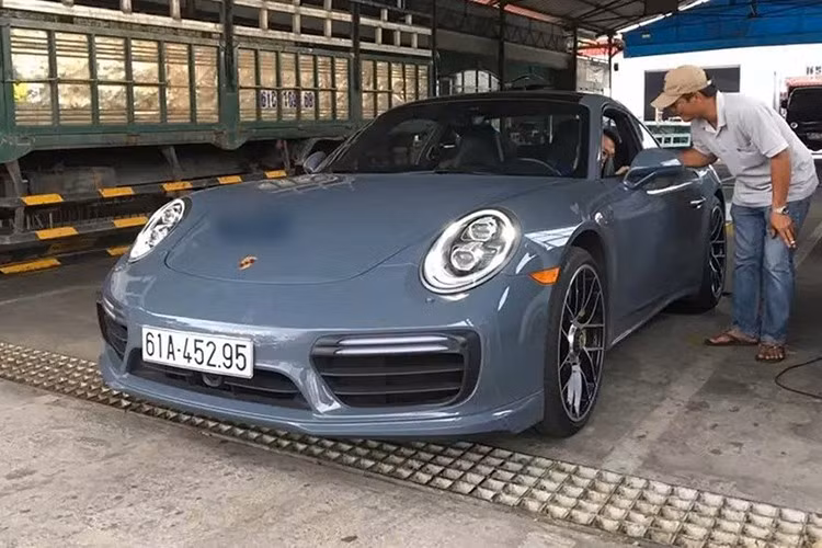 Vào đầu năm 2018, giới mê xe tại tỉnh Bình Dương (cũ) đã khá bất ngờ khi 1 doanh nhân tại đây tậu về garage chiếc xe thể thao tốc độ tiệm cận siêu xe, mẫu xe Porsche 911 Turbo S thế hệ 991.2, bản nâng cấp giữa vòng đời mới nhất.