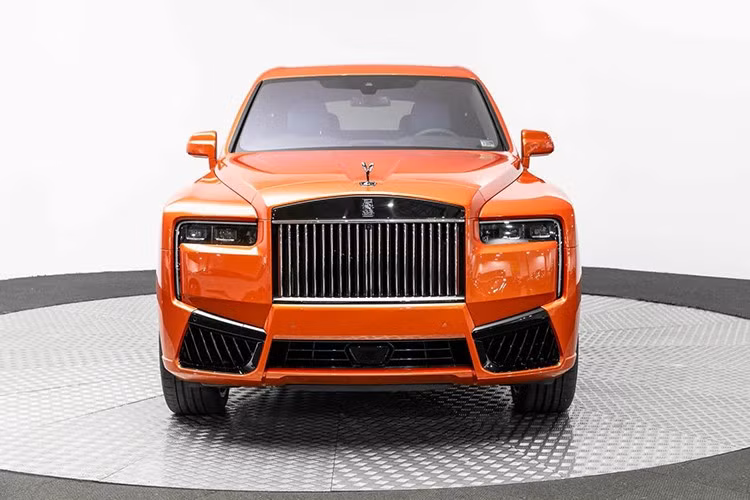 Tại Việt Nam, Rolls-Royce Cullinan Series II và Cullinan Series II Black Badge có mức giá khởi điểm bán ra chính hãng lần lượt từ 36.69 tỷ đồng và 41.99 tỷ đồng.