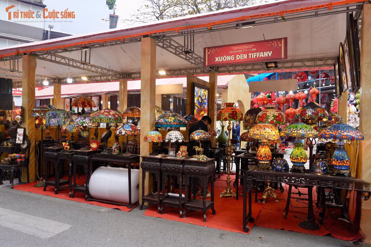 Công tác chiếu sáng và trang trí được triển khai đồng bộ trên nhiều tuyến phố với hệ thống cổng chào, tiểu cảnh hoa và mô hình trang trí tại các nút giao thông, tạo nên không khí Tết sinh động, lấp lánh ánh đèn. Những sắc màu rực rỡ ấy như kéo người đi bộ tản mạn quanh khu phố, hòa vào không khí Tết cổ truyền đặc trưng của người Hà Nội.