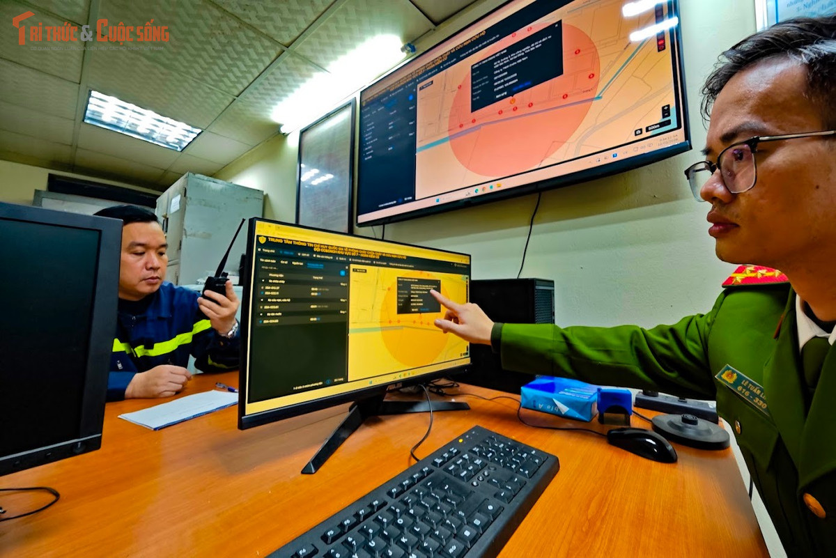 Tại phòng trực ban, cán bộ trực thông tin theo dõi sát tình hình trên hệ thống bản đồ số, duy trì kết nối thường xuyên với Trung tâm chỉ huy 114. Mọi thông tin liên quan đến cháy, nổ trên địa bàn phụ trách đều được cập nhật liên tục để kịp thời tham mưu phương án xử lý nhanh nhất, hiệu quả nhất.