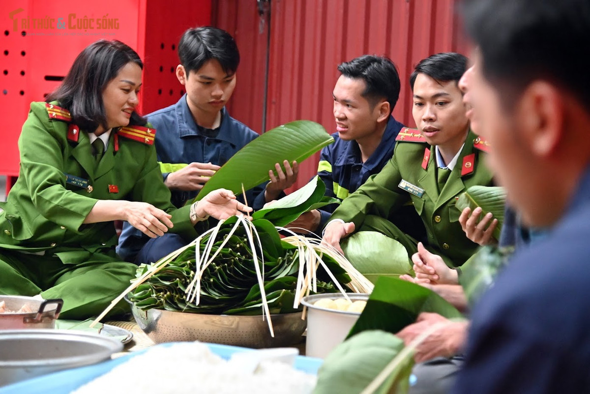 Những ngày cuối năm, tại trụ sở Đội Chữa cháy và Cứu nạn cứu hộ Khu vực 7 (thuộc Phòng Cảnh sát PCCC&amp;CNCH – Công an TP Hà Nội), không khí đón xuân diễn ra lặng lẽ nhưng ấm áp. Không có những mâm cỗ thịnh soạn hay tiệc tất niên rộn ràng, Tết của lính cứu hỏa bắt đầu từ những điều rất đỗi bình dị, cùng nhau gói bánh chưng trong khuôn viên đơn vị.