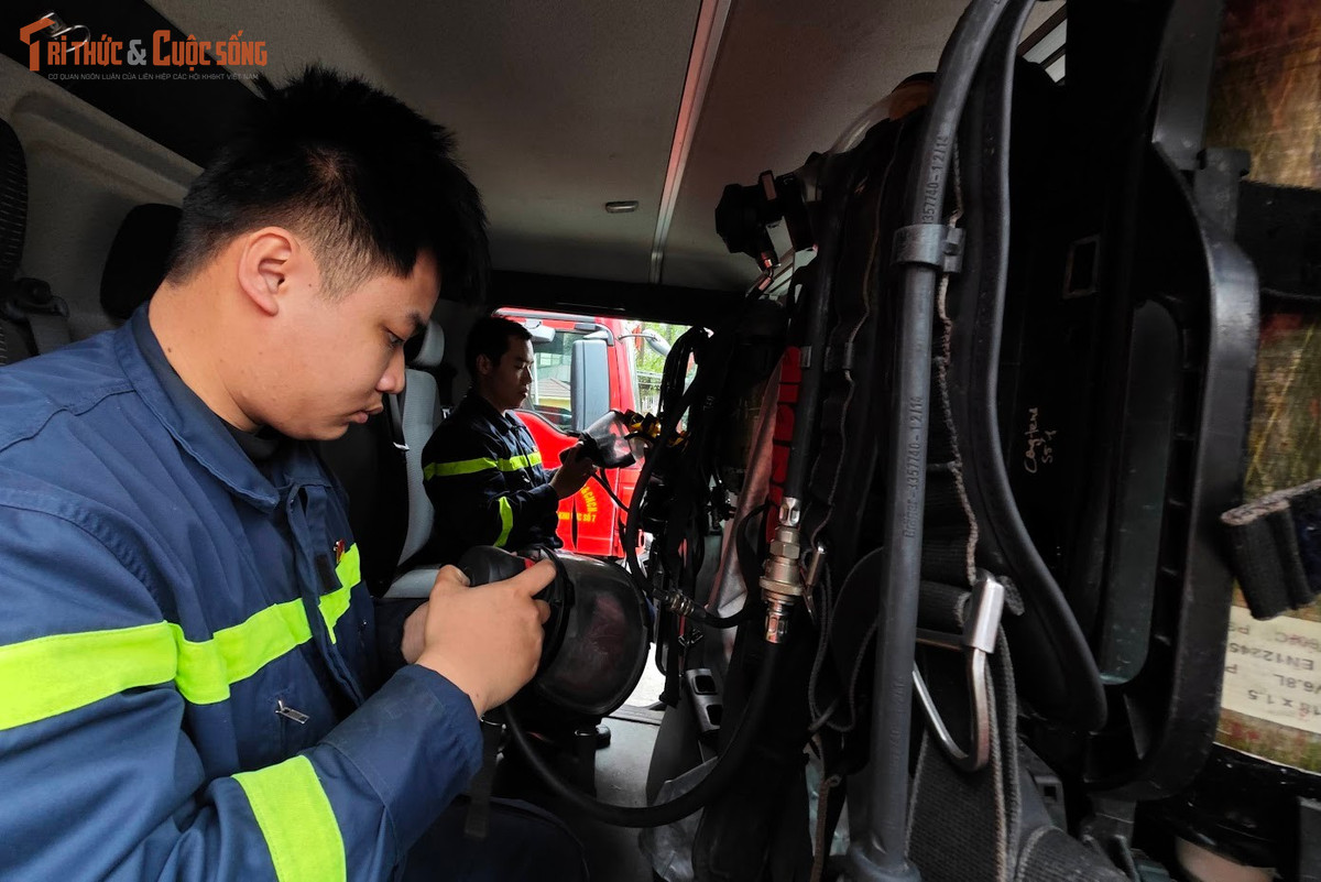 Tại khu vực để xe chuyên dụng, các chiến sĩ kỹ thuật tiến hành kiểm tra, bảo dưỡng phương tiện. Từng hạng mục được rà soát cẩn thận, các thiết bị như cưa máy cầm tay, máy bơm, hệ thống chiếu sáng di động đều được vận hành thử để đảm bảo hoạt động ổn định khi có tình huống phát sinh. Với lực lượng PCCC, mỗi phút chậm trễ đều có thể gây hậu quả lớn, vì vậy sự sẵn sàng là yêu cầu đặt lên hàng đầu.