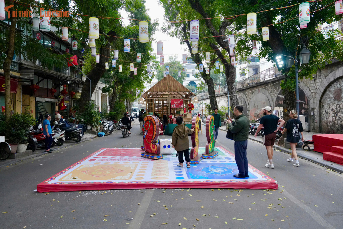 Ngay trong những ngày đầu diễn ra chợ, không gian phố bích họa Phùng Hưng đã thu hút đông đảo gia đình, nhóm bạn trẻ và cả du khách quốc tế đến chụp ảnh, lưu lại những khoảnh khắc Tết rực rỡ giữa không gian cổ kính của Hà Nội. Nhiều người đánh giá việc kết hợp nghệ thuật bích họa với chợ hoa đã tạo nên điểm nhấn rất riêng cho mùa Tết năm nay.