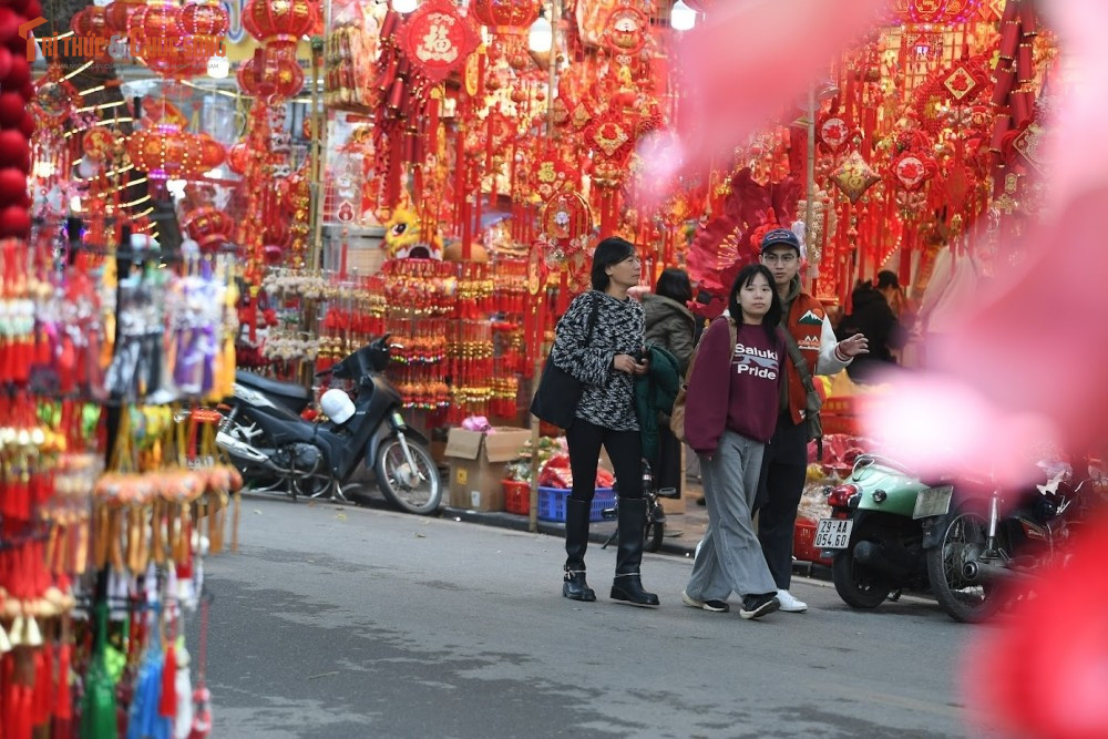 Trên các tuyến phố trung tâm, sắc đỏ – vàng của đèn lồng, câu đối, bao lì xì phủ kín các gian hàng. Phố Hàng Mã trở nên sôi động hơn bao giờ hết với đủ loại đồ trang trí Tết: từ đèn lồng truyền thống, đồ trang trí giấy thủ công đến các sản phẩm mang hơi thở hiện đại phục vụ nhu cầu đa dạng của giới trẻ. Âm thanh mua bán rộn ràng hòa cùng tiếng cười nói tạo nên bức tranh Tết đầy sức sống.