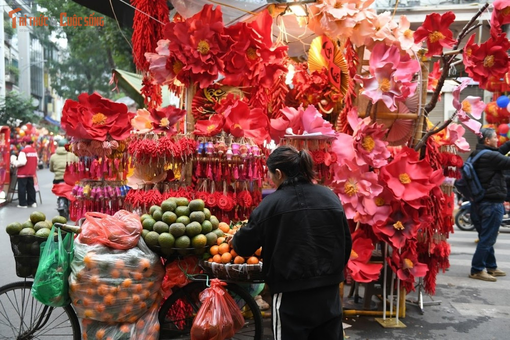 Không chỉ ban ngày, phố cổ Hà Nội những ngày cận Tết còn lung linh khi màn đêm buông xuống. Hệ thống đèn trang trí được thắp sáng trên nhiều tuyến phố, phản chiếu lên những mái nhà cổ kính, tạo nên khung cảnh vừa ấm áp, vừa nên thơ. Nhiều bạn trẻ, gia đình lựa chọn tản bộ buổi tối, ghi lại những khoảnh khắc cuối năm trong không gian đậm chất Hà Nội.