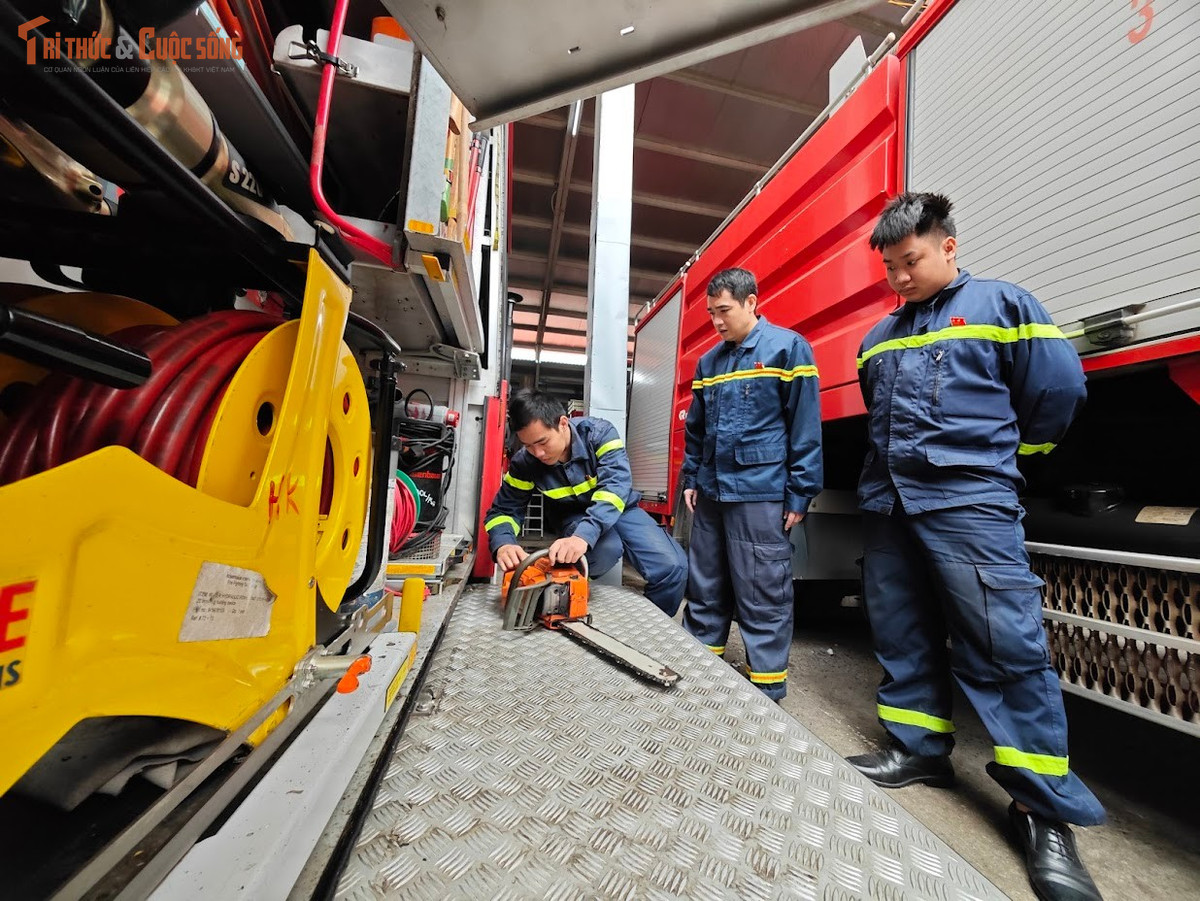 Các trang bị bảo hộ cá nhân cũng được kiểm tra kỹ lưỡng. Mặt nạ dưỡng khí – “lá chắn sinh mạng” của lính cứu hỏa khi làm việc trong môi trường khói, khí độc – được từng chiến sĩ trực tiếp kiểm tra, đảm bảo áp suất và khả năng hoạt động ổn định. Đây là công việc quen thuộc nhưng không bao giờ được phép chủ quan, nhất là trong những ngày cao điểm Tết.
