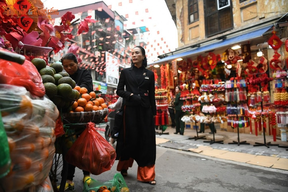 Dọc các tuyến phố Hàng Đào, Hàng Ngang, không khí mua sắm cũng trở nên nhộn nhịp. Các cửa hàng quần áo, vải vóc, bánh kẹo, mứt Tết luôn đông khách. Người dân tranh thủ sắm sửa những món đồ cần thiết cho ngày Tết, trong khi du khách thích thú khám phá nét văn hóa mua sắm đặc trưng của khu phố cổ. Sự giao thoa giữa truyền thống và hiện đại tạo nên nhịp sống riêng, vừa tất bật, vừa rộn ràng.