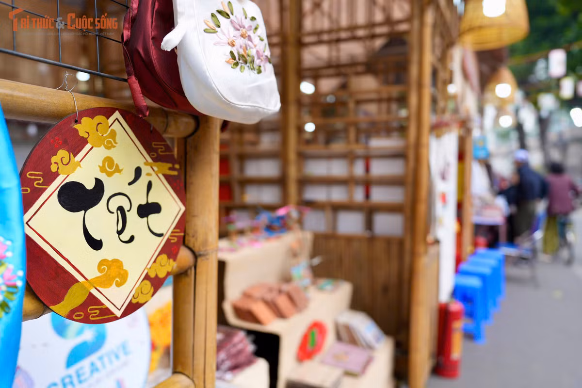 Tại khu vực phố bích họa Phùng Hưng, các gian hàng cạnh hoa là những không gian trưng bày sản phẩm thủ công mỹ nghệ, tranh dân gian truyền thống, đồ mỹ nghệ làng nghề… được bố trí khoa học, đẹp mắt. Đặc biệt, khoảng 30 gian hàng giới thiệu sản phẩm đa dạng, thu hút người dân và du khách dừng chân tham quan, mua sắm.