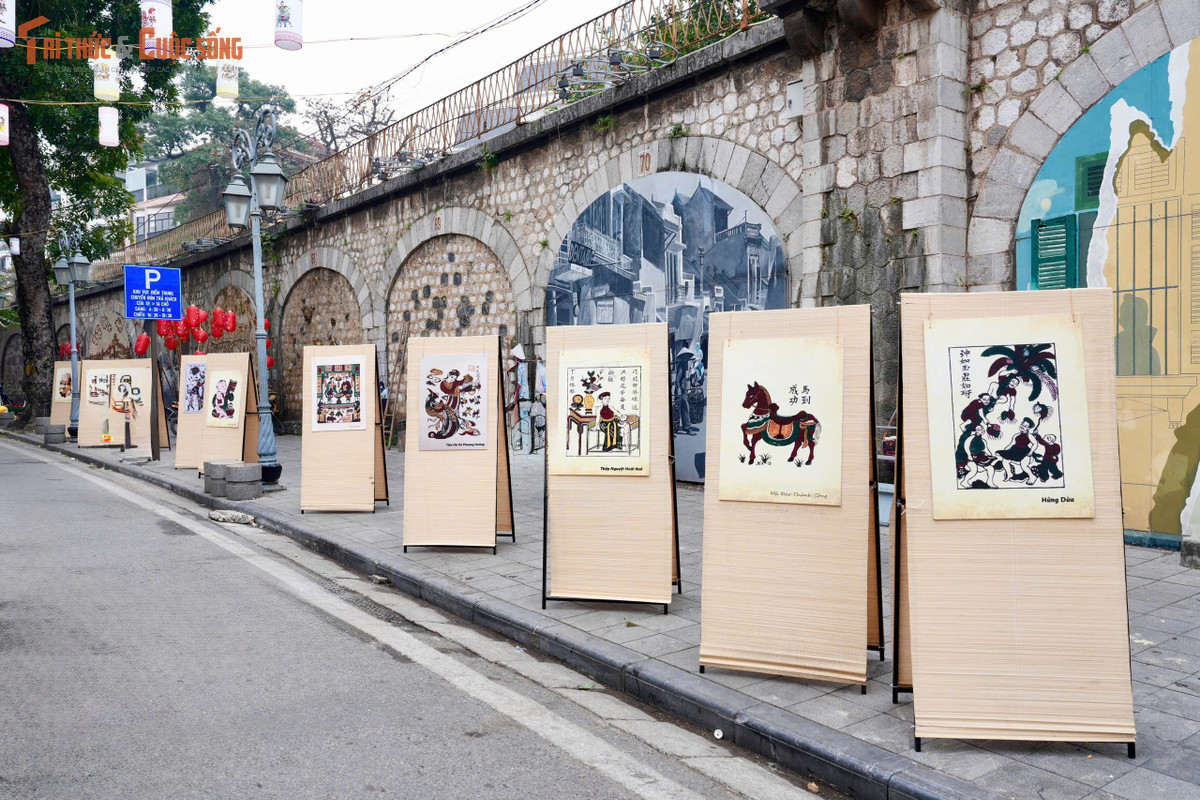 Chợ hoa Xuân Phố cổ mở cửa hàng ngày từ 8h – 22h, kéo dài trên nhiều tuyến phố trung tâm như Hàng Lược, Hàng Khoai, Hàng Rươi, Hàng Mã, với điểm nhấn nổi bật là tuyến phố bích họa Phùng Hưng – nơi được đầu tư trang trí rực rỡ với các cụm tiểu cảnh, mô hình mang đậm không khí Tết.