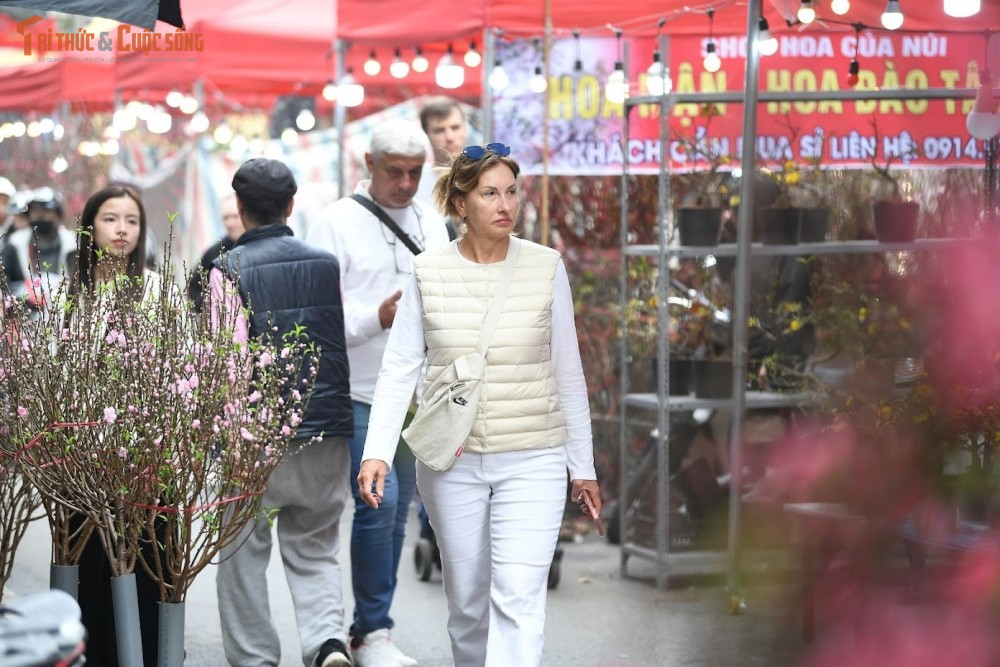 Giữa sắc xuân rực rỡ ấy, phố cổ lại một lần nữa khẳng định vị trí đặc biệt trong đời sống văn hóa của Hà Nội – nơi Tết luôn đến sớm hơn, đậm đà hơn và cũng khó quên hơn.