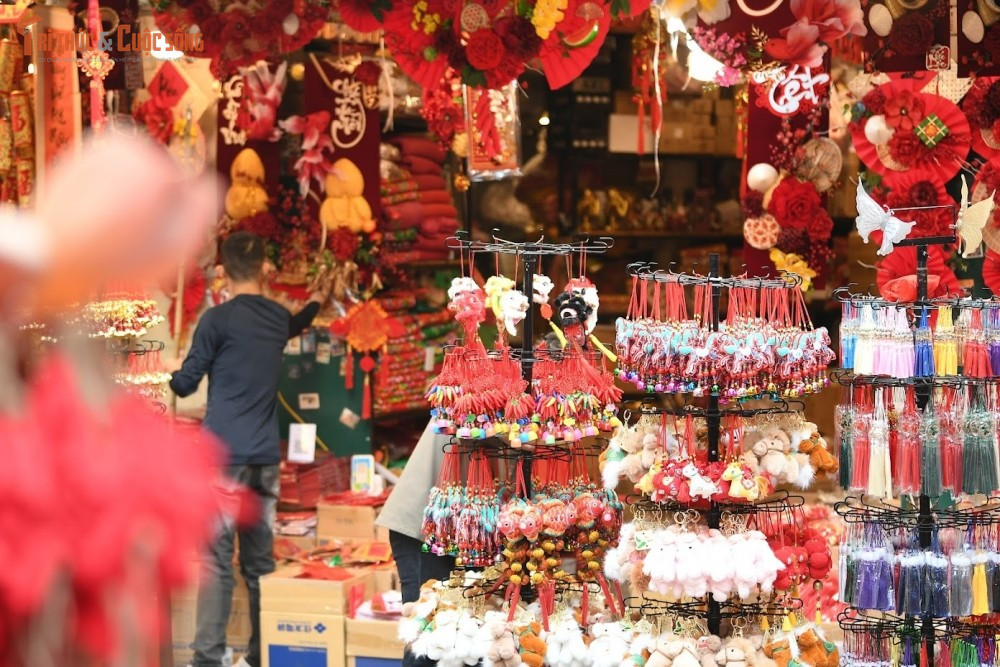 Khi những ngày cuối năm gõ cửa, khu vực Phố cổ Hà Nội trở thành điểm hẹn quen thuộc của người dân Thủ đô và du khách thập phương. Không khí Tết hiện diện rõ nét từ sáng sớm đến đêm muộn, khi dòng người đổ về mua sắm, tham quan, tận hưởng trọn vẹn sắc xuân giữa lòng đô thị cổ kính.