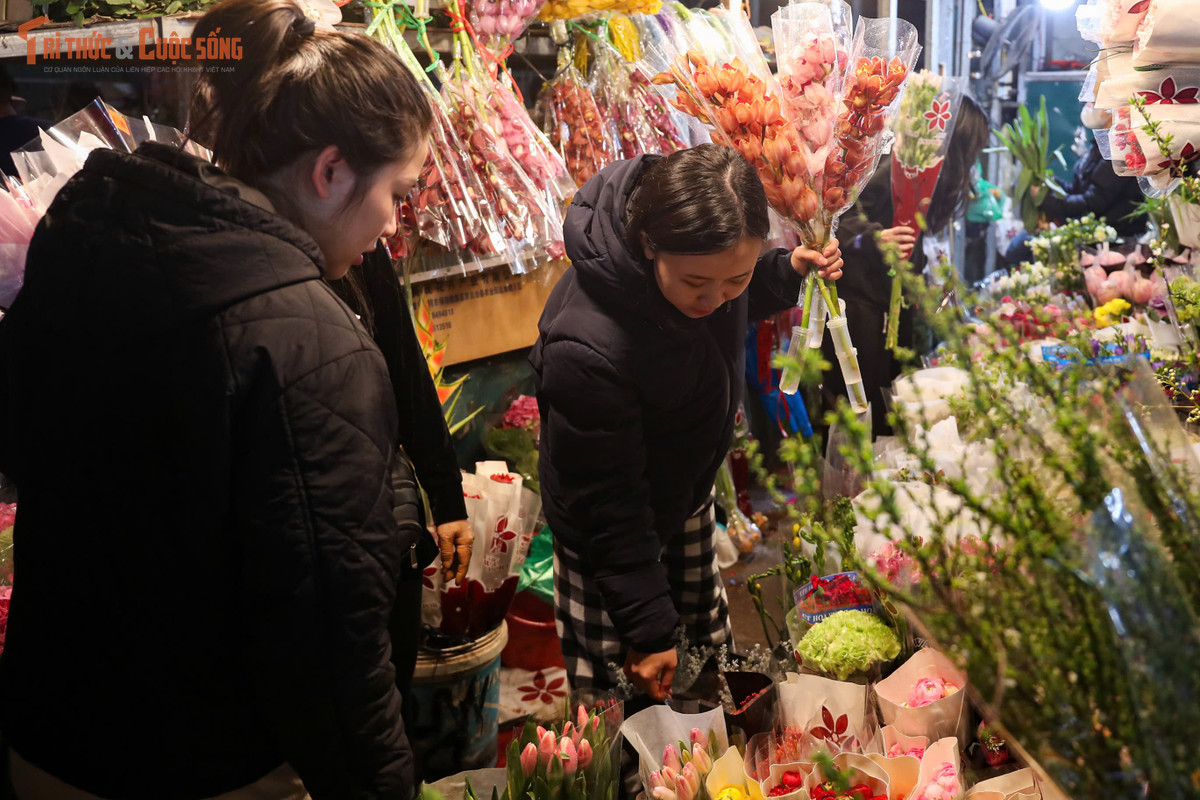 Theo ghi nhận, các mặt hàng hút khách nhất vẫn là hoa ly, lay ơn, đào, mộc lan… Lượng người mua tăng mạnh khiến giá nhiều loại hoa bị đẩy lên cao so với ngày thường. Một số mặt hàng ghi nhận mức tăng gấp đôi, thậm chí cao hơn, nhưng vẫn không làm giảm sức mua trong những ngày giáp Tết.