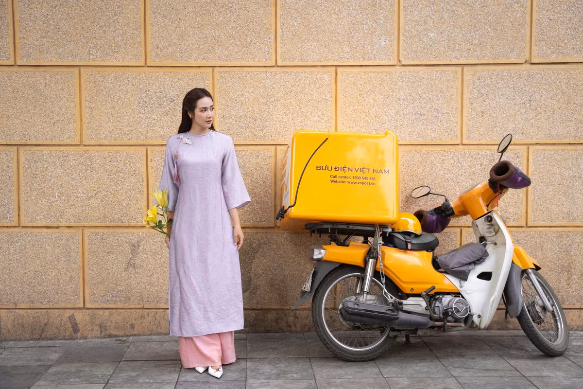 Nhan sắc của Huyền Lizzie trong tà áo dài nhận nhiều lời khen ngợi từ cộng đồng mạng. Gương mặt thanh tú, làn da mịn màng cùng nụ cười nhẹ nhàng giúp cô toát lên thần thái đằm thắm, dịu dàng.