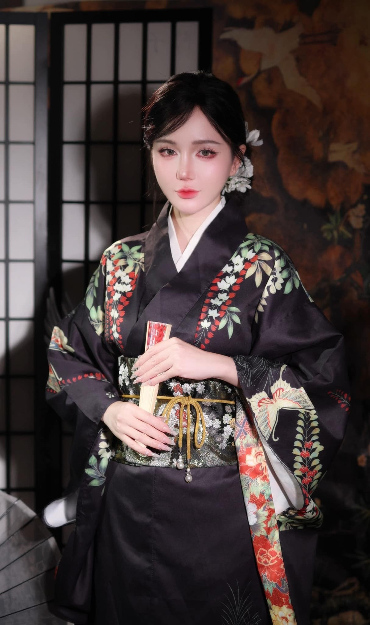 Thiên Thy cho biết khi cạnh tranh công việc cộng thêm các góc khuất và cám dỗ, nếu không tỉnh táo sẽ bị rơi vào nhiều "bẫy". Những áp lực công việc khiến tâm trạng cũng mệt mỏi nhưng bản thân cô rất dễ vượt qua bởi suy nghĩ thoáng và kiên định.