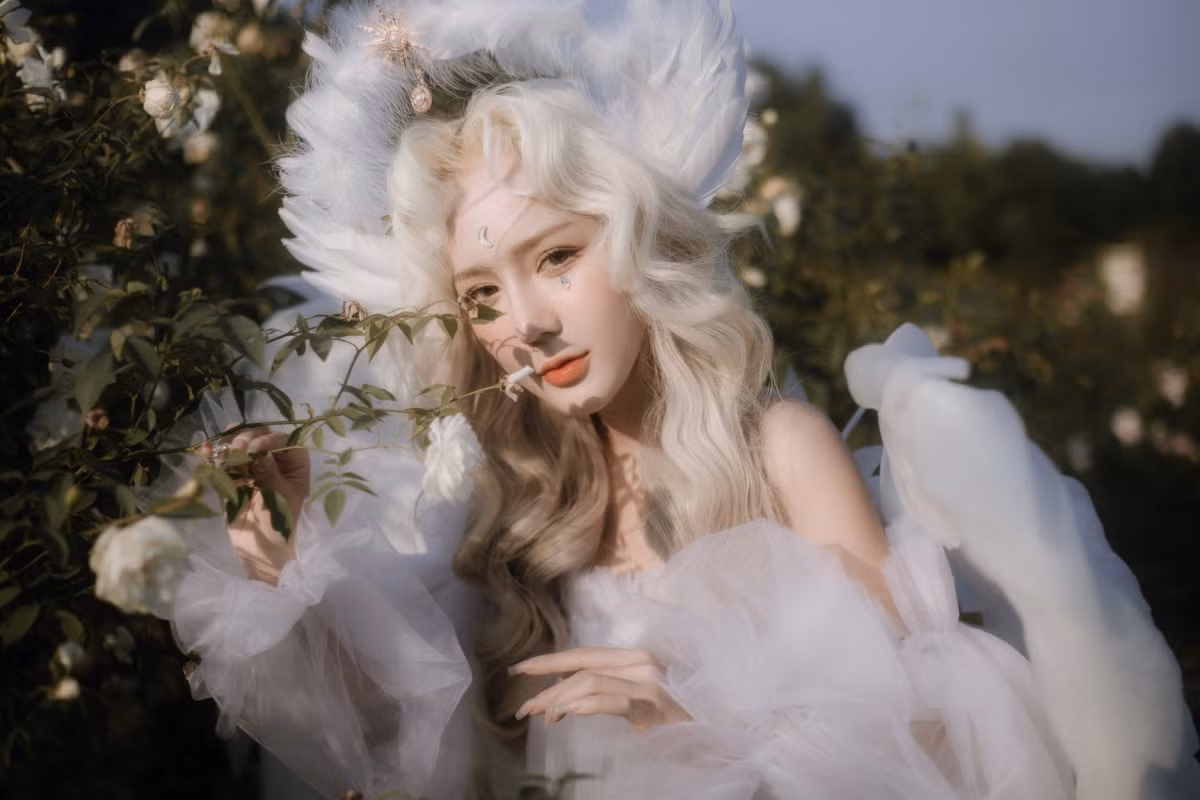 Cơ hội mở ra đối với Thiên Thy khá nhiều. Sau khi nhận được sự tương tác ngày càng nhiều trên mạng xã hội, gái xinh quyết định "lấn sân" sang làm thêm về live giải trí và streamer game online cùng với sự dẫn dắt của một số người bạn đi trước đang làm.