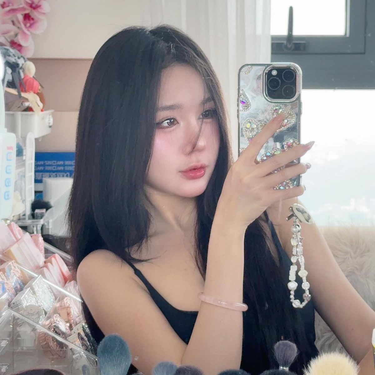 Thiên Thy cảm thấy mình là mẫu người người khá tự tin về giao tiếp trong cuộc sống và trước ống kính, có kinh nghiệm làm livestream ca hát.