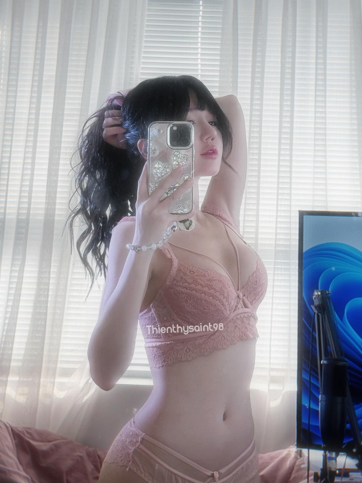 Xuất hiện trong bức ảnh mới được đăng tải trên trang cá nhân, hot girl Phan Hoàng Thiên Thy diện bộ bikini ren màu hồng vô cùng quyến rũ.