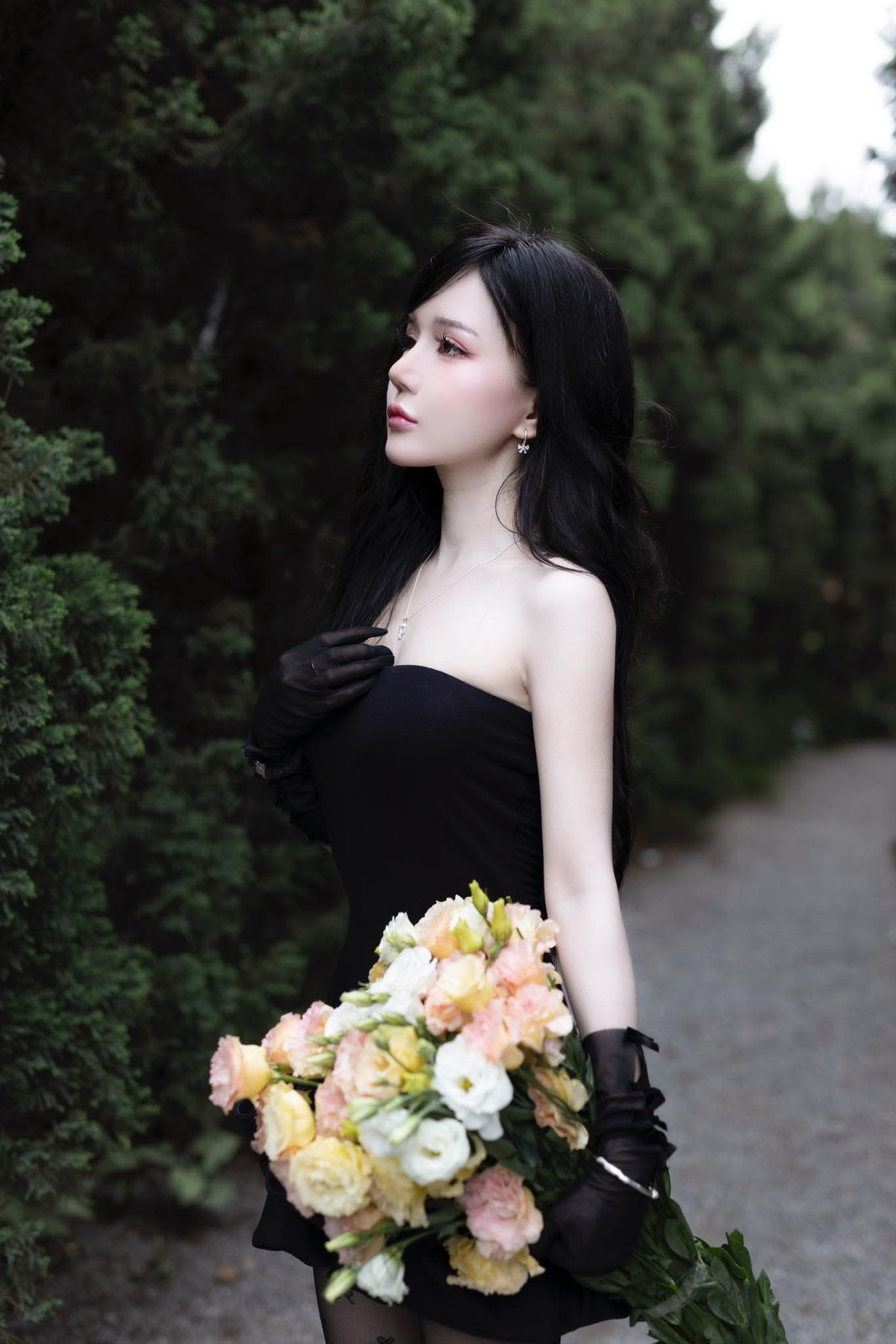 Có năng khiếu học ngoại ngữ từ nhỏ, Thiên Thy từng là sinh viên của trường Đại học Ngoại ngữ Đà Nẵng. Tuy nhiên, cô đã chọn con đường nghệ thuật và xác định sẽ phát triển sựu nghiệp trên con đường này.