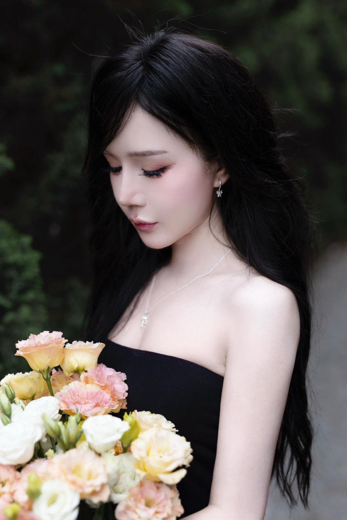 Phan Hoàng Thiên Thy (SN 1995, quê ở Nghệ An) nổi bật với vẻ đẹp cá tính qua màu tóc và có duyên với nhiều nghề từ streamer đến makeup, KOL, mẫu ảnh tự do…