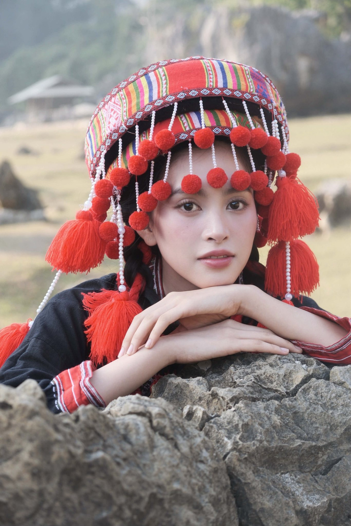 Không chỉ đẹp ở gương mặt, thần thái của Trần Tiểu Vy trong từng khung hình cũng được đánh giá cao. Khi thì tựa tay lên tảng đá, mỉm cười rạng rỡ giữa thiên nhiên, lúc lại trầm lắng, sâu lắng trong những góc chụp nghiêng, cô toát lên vẻ đẹp vừa mềm mại, vừa sang trọng.