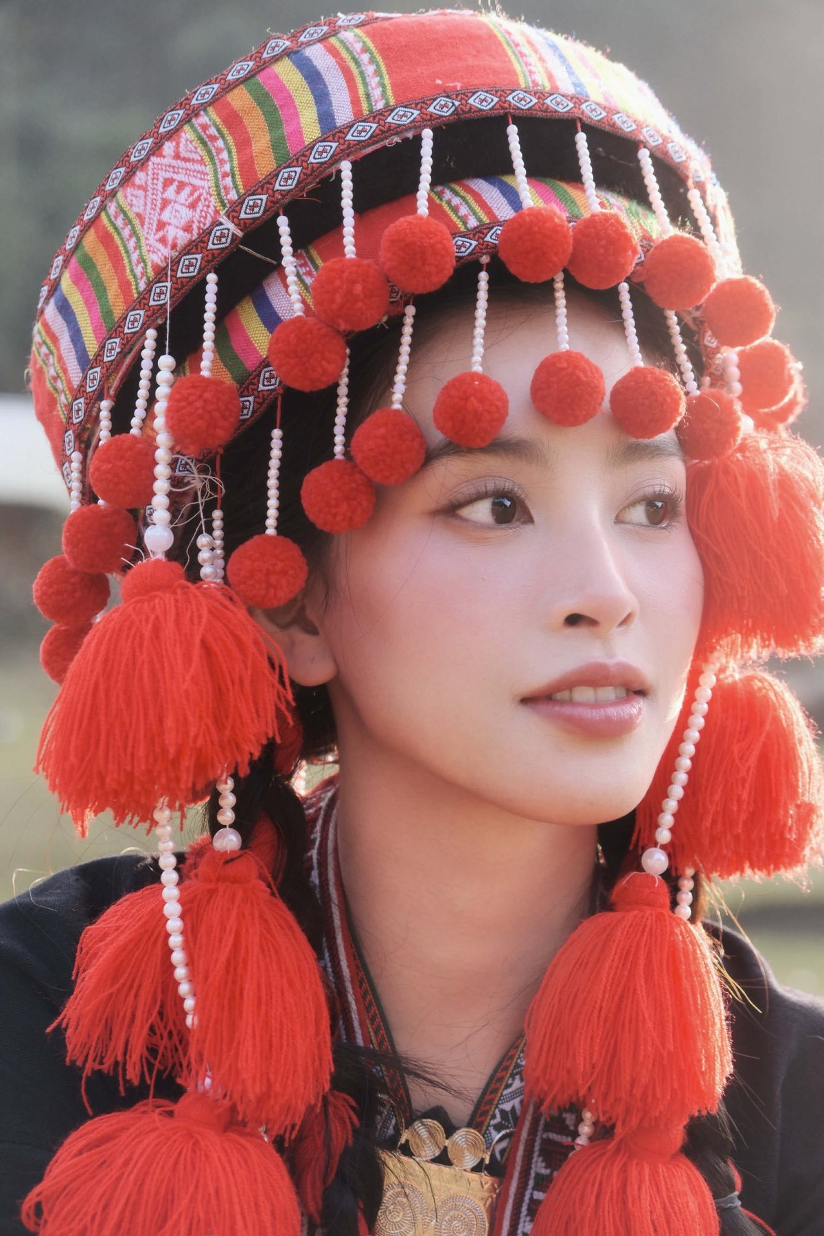 Sự hòa quyện giữa nhan sắc hiện đại và trang phục dân tộc truyền thống giúp Tiểu Vy trở thành điểm nhấn nổi bật giữa không gian núi rừng hoang sơ.